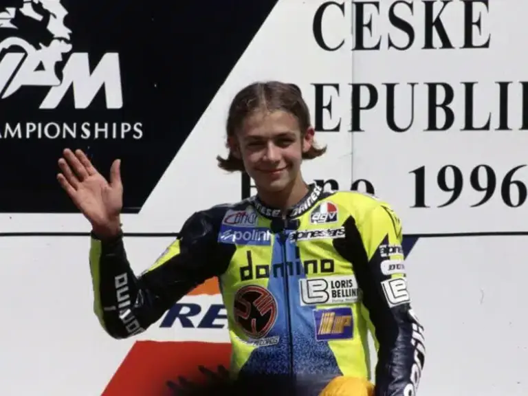 la moto qui a offert à valentino rossi sa toute première victoire en grand prix part aux enchères, et les collectionneurs pourraient s’arracher bien plus qu’une simple 125 1