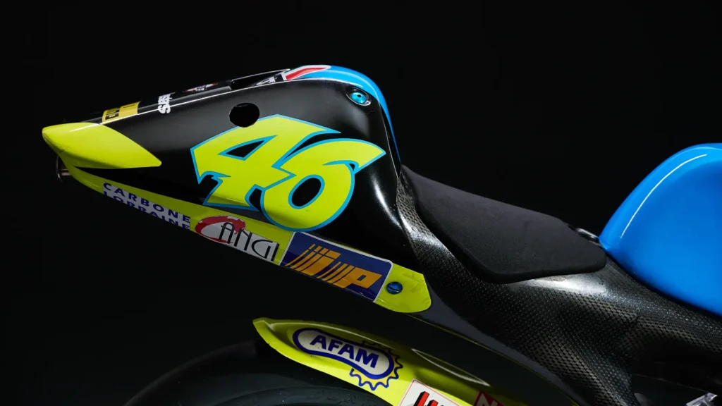 la moto qui a offert à valentino rossi sa toute première victoire en grand prix part aux enchères, et les collectionneurs pourraient s’arracher bien plus qu’une simple 125 10
