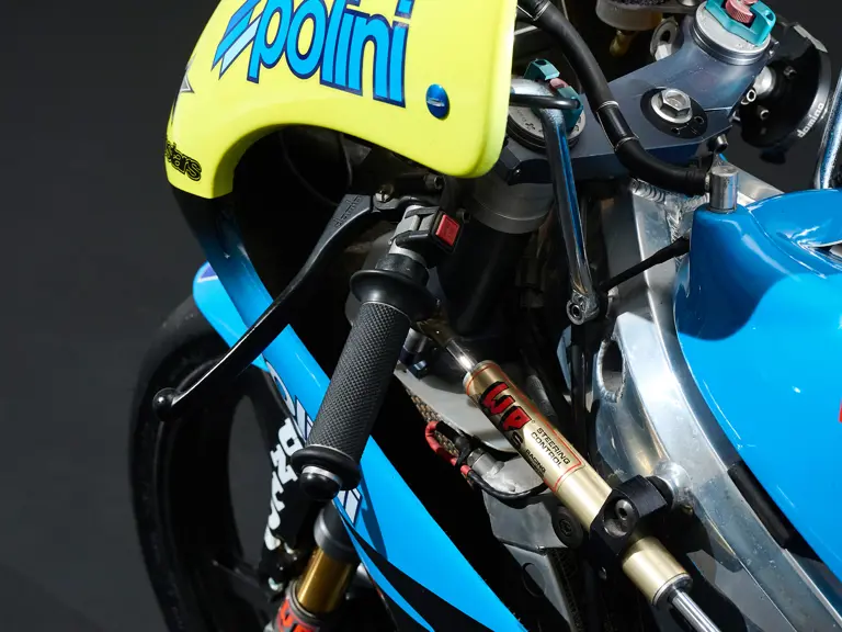 la moto qui a offert à valentino rossi sa toute première victoire en grand prix part aux enchères, et les collectionneurs pourraient s’arracher bien plus qu’une simple 125 11