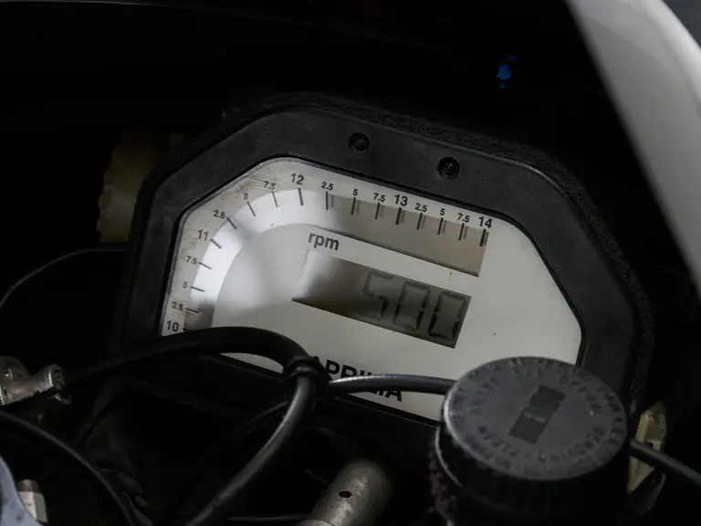 la moto qui a offert à valentino rossi sa toute première victoire en grand prix part aux enchères, et les collectionneurs pourraient s’arracher bien plus qu’une simple 125 12