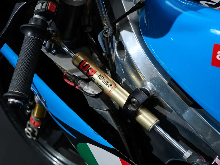 la moto qui a offert à valentino rossi sa toute première victoire en grand prix part aux enchères, et les collectionneurs pourraient s’arracher bien plus qu’une simple 125 13