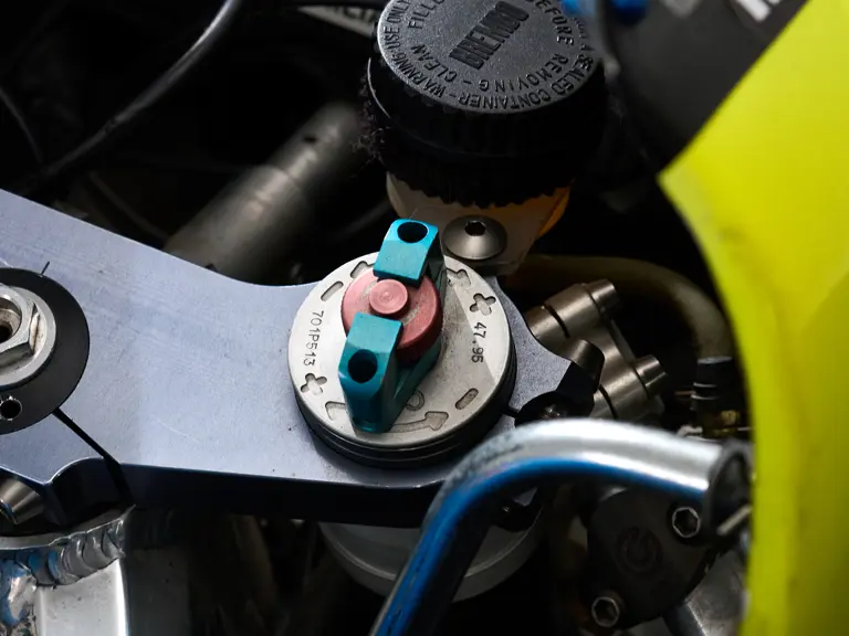 la moto qui a offert à valentino rossi sa toute première victoire en grand prix part aux enchères, et les collectionneurs pourraient s’arracher bien plus qu’une simple 125 15