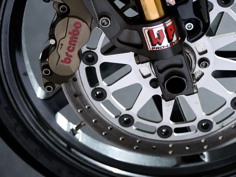 la moto qui a offert à valentino rossi sa toute première victoire en grand prix part aux enchères, et les collectionneurs pourraient s’arracher bien plus qu’une simple 125 16