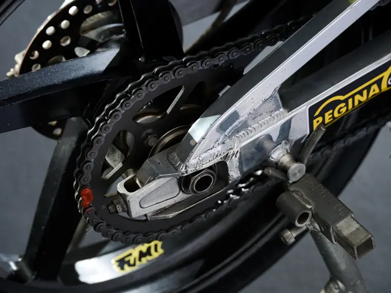 la moto qui a offert à valentino rossi sa toute première victoire en grand prix part aux enchères, et les collectionneurs pourraient s’arracher bien plus qu’une simple 125 17
