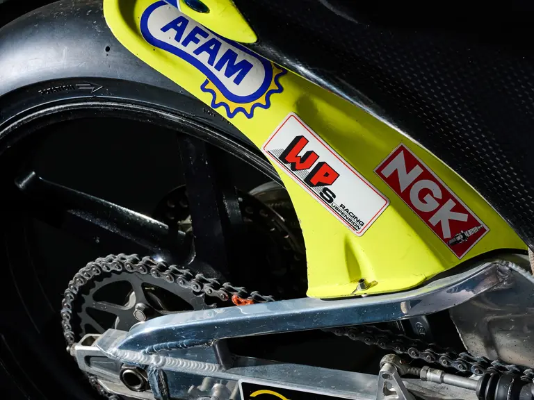 la moto qui a offert à valentino rossi sa toute première victoire en grand prix part aux enchères, et les collectionneurs pourraient s’arracher bien plus qu’une simple 125 18