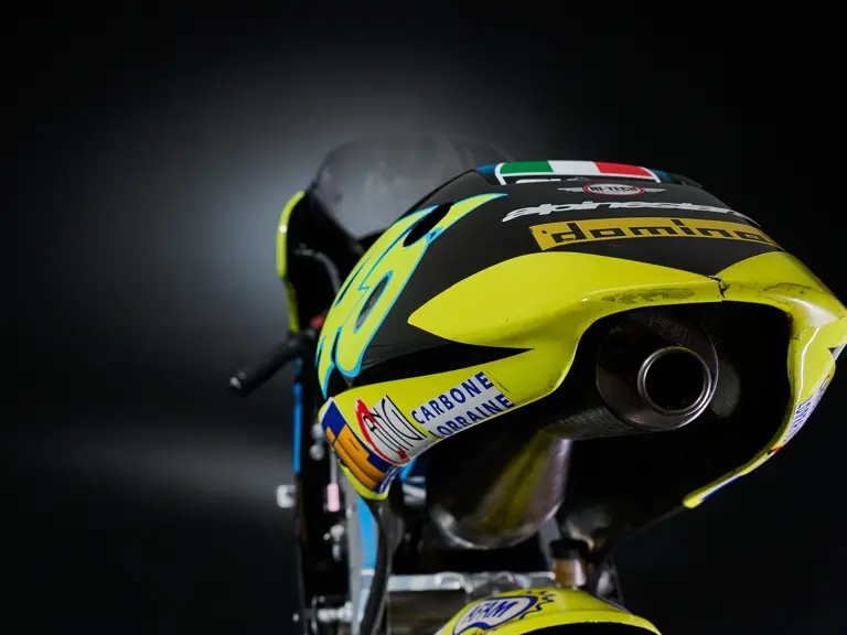 la moto qui a offert à valentino rossi sa toute première victoire en grand prix part aux enchères, et les collectionneurs pourraient s’arracher bien plus qu’une simple 125 19