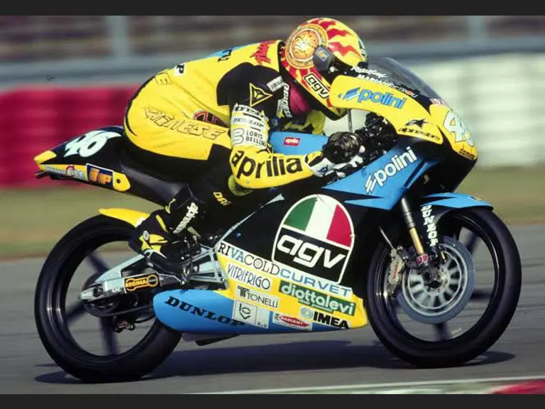 la moto qui a offert à valentino rossi sa toute première victoire en grand prix part aux enchères, et les collectionneurs pourraient s’arracher bien plus qu’une simple 125 2