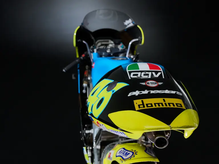 la moto qui a offert à valentino rossi sa toute première victoire en grand prix part aux enchères, et les collectionneurs pourraient s’arracher bien plus qu’une simple 125 20