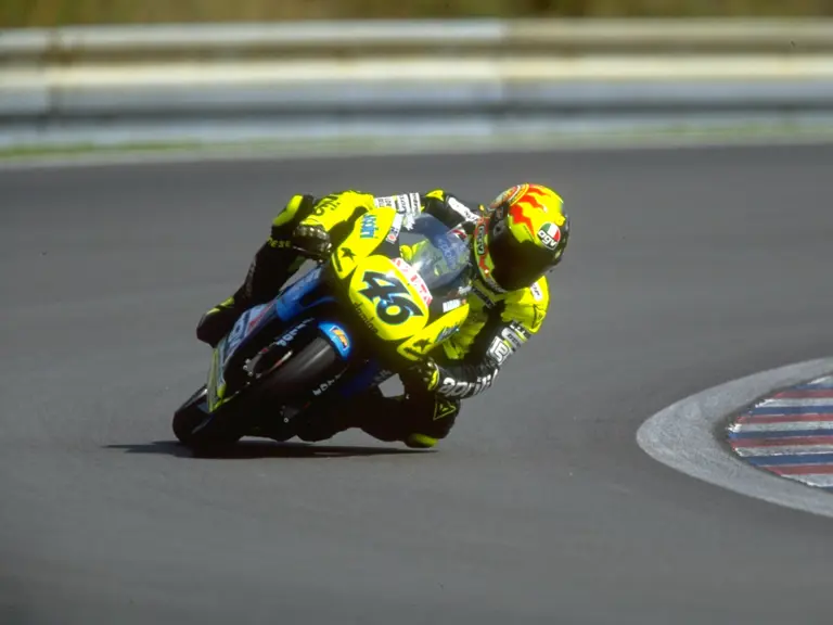 la moto qui a offert à valentino rossi sa toute première victoire en grand prix part aux enchères, et les collectionneurs pourraient s’arracher bien plus qu’une simple 125 3