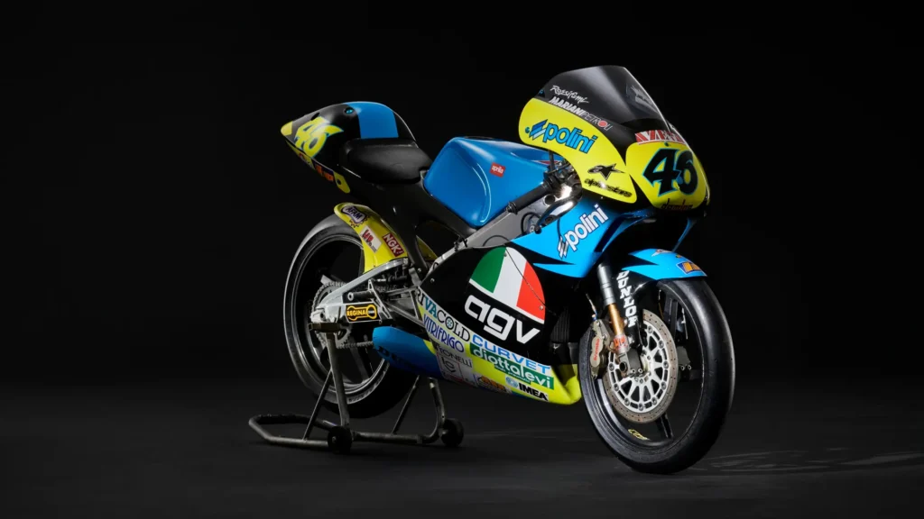 la moto qui a offert à valentino rossi sa toute première victoire en grand prix part aux enchères, et les collectionneurs pourraient s’arracher bien plus qu’une simple 125 4