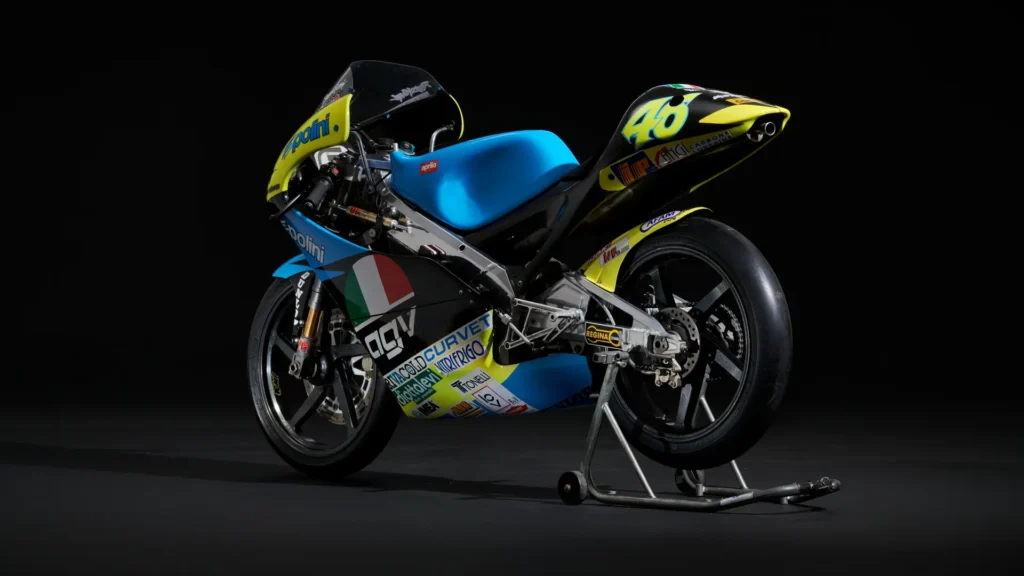 la moto qui a offert à valentino rossi sa toute première victoire en grand prix part aux enchères, et les collectionneurs pourraient s’arracher bien plus qu’une simple 125 5
