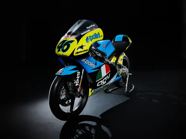 la moto qui a offert à valentino rossi sa toute première victoire en grand prix part aux enchères, et les collectionneurs pourraient s’arracher bien plus qu’une simple 125 6