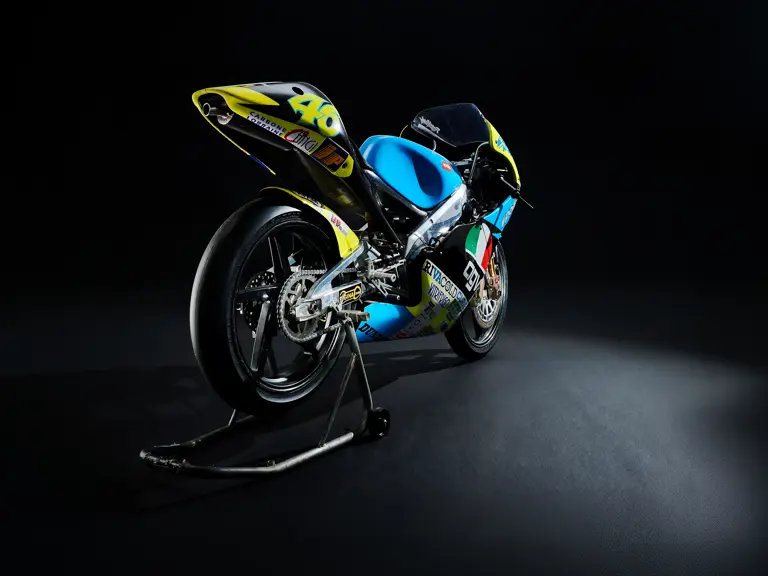 la moto qui a offert à valentino rossi sa toute première victoire en grand prix part aux enchères, et les collectionneurs pourraient s’arracher bien plus qu’une simple 125 7
