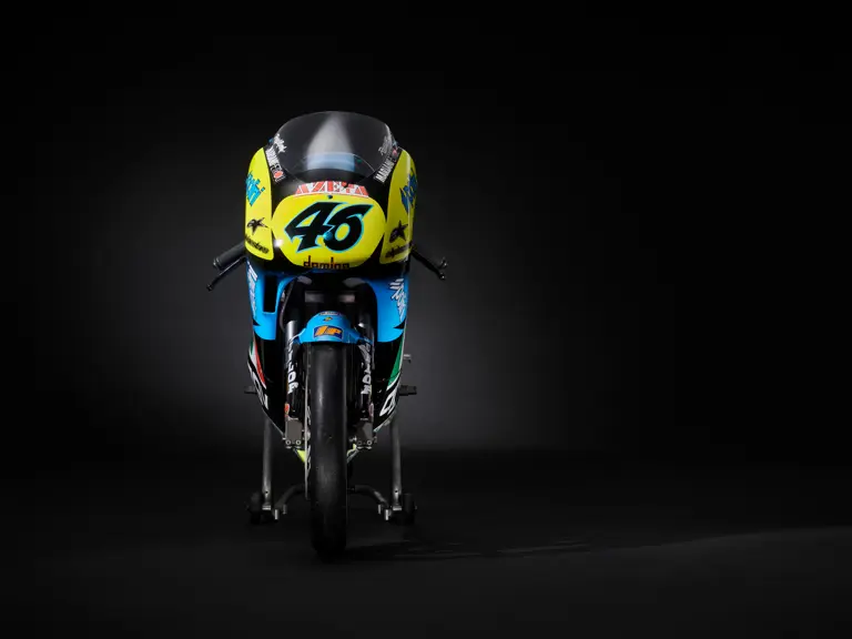 la moto qui a offert à valentino rossi sa toute première victoire en grand prix part aux enchères, et les collectionneurs pourraient s’arracher bien plus qu’une simple 125 8