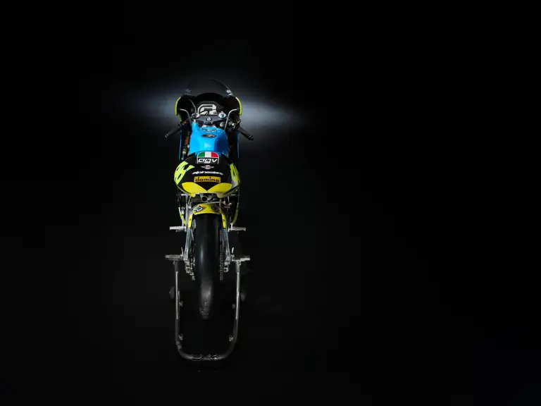 la moto qui a offert à valentino rossi sa toute première victoire en grand prix part aux enchères, et les collectionneurs pourraient s’arracher bien plus qu’une simple 125 9