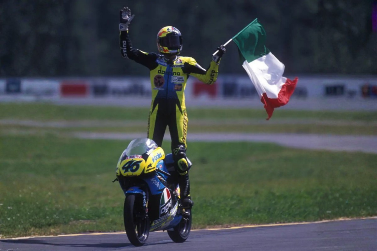 la moto qui a offert à valentino rossi sa toute première victoire en grand prix part aux enchères, et les collectionneurs pourraient s’arracher bien plus qu’une simple 125