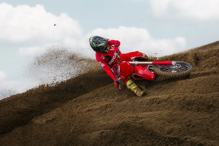 la première ducati enduro de route arrive enfin, et la desmo450 eds pourrait marquer un tournant bien plus important qu’un simple nouveau modèle dans la gamme 1