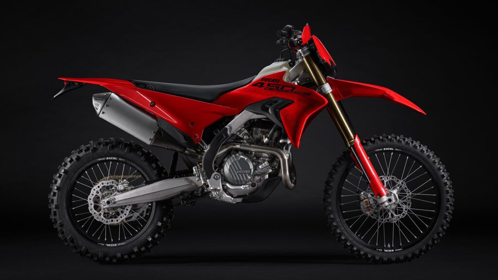 la première ducati enduro de route arrive enfin, et la desmo450 eds pourrait marquer un tournant bien plus important qu’un simple nouveau modèle dans la gamme 2