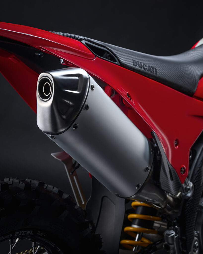 la première ducati enduro de route arrive enfin, et la desmo450 eds pourrait marquer un tournant bien plus important qu’un simple nouveau modèle dans la gamme 3