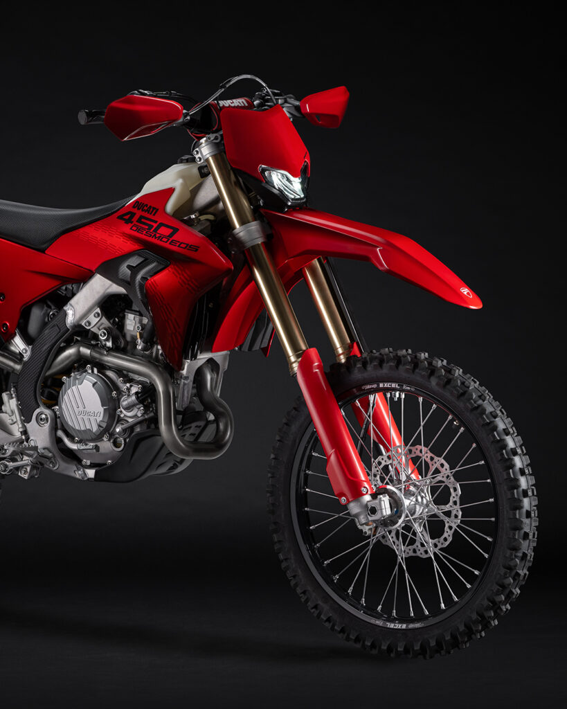 la première ducati enduro de route arrive enfin, et la desmo450 eds pourrait marquer un tournant bien plus important qu’un simple nouveau modèle dans la gamme 4