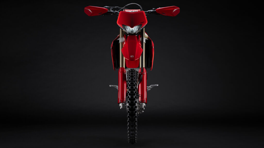 la première ducati enduro de route arrive enfin, et la desmo450 eds pourrait marquer un tournant bien plus important qu’un simple nouveau modèle dans la gamme 5
