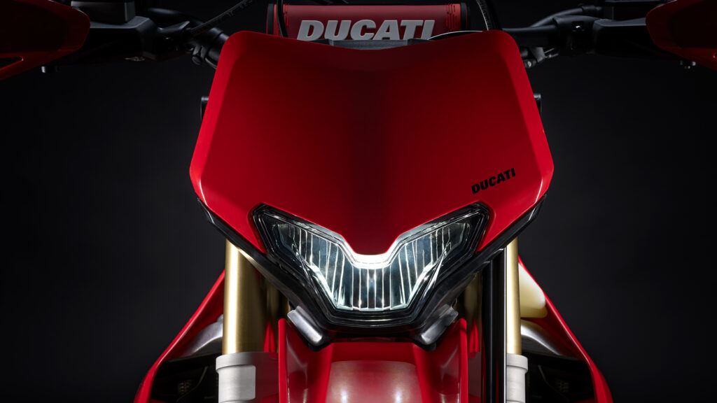 la première ducati enduro de route arrive enfin, et la desmo450 eds pourrait marquer un tournant bien plus important qu’un simple nouveau modèle dans la gamme 6