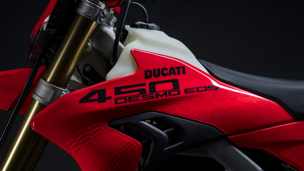 la première ducati enduro de route arrive enfin, et la desmo450 eds pourrait marquer un tournant bien plus important qu’un simple nouveau modèle dans la gamme 7