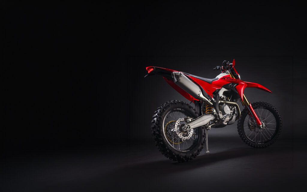 la première ducati enduro de route arrive enfin, et la desmo450 eds pourrait marquer un tournant bien plus important qu’un simple nouveau modèle dans la gamme 8