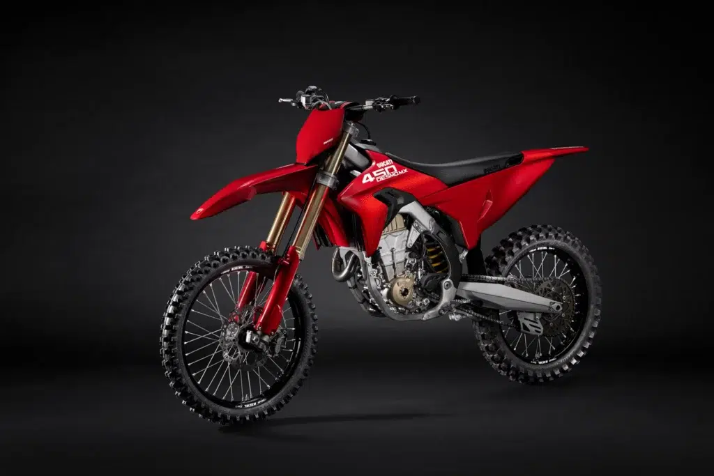 la première ducati enduro de route arrive enfin, et la desmo450 eds pourrait marquer un tournant bien plus important qu’un simple nouveau modèle dans la gamme 9