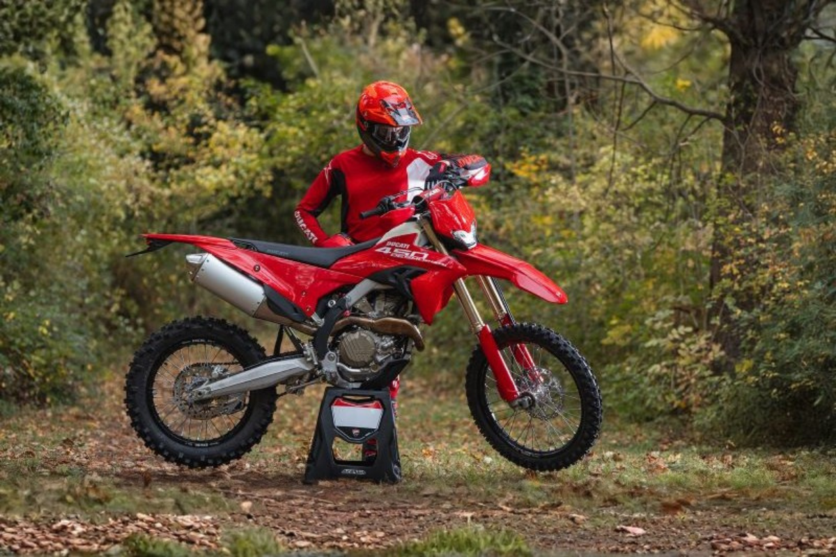 la première ducati enduro de route arrive enfin, et la desmo450 eds pourrait marquer un tournant bien plus important qu’un simple nouveau modèle dans la gamme