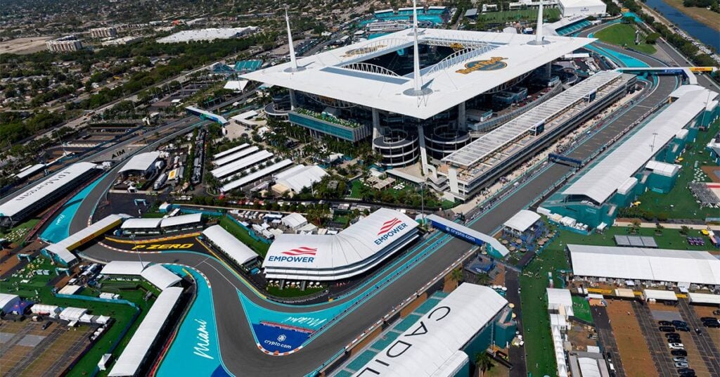 le motogp veut désormais courir au cœur de miami comme la formule 1, mais un énorme problème de sécurité pourrait tout faire exploser avant même le départ 1