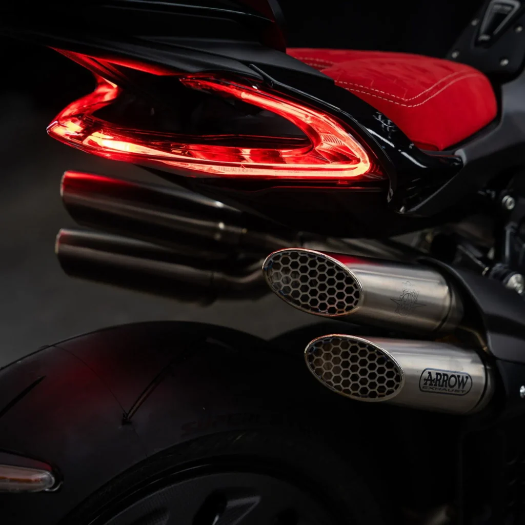 mv agusta et abt transforment une brutale en monstre de 208 ch, avec un look tout droit sorti d’un garage audi 15