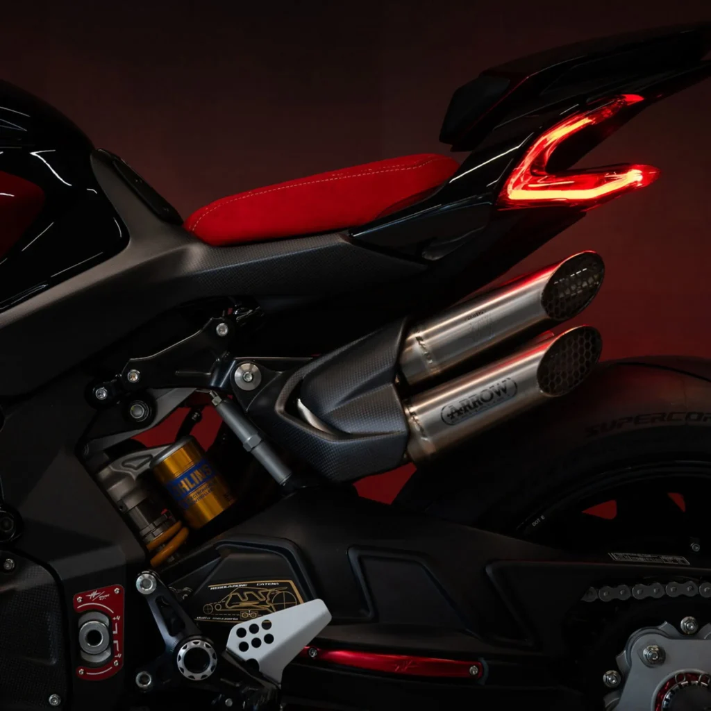 mv agusta et abt transforment une brutale en monstre de 208 ch, avec un look tout droit sorti d’un garage audi 18