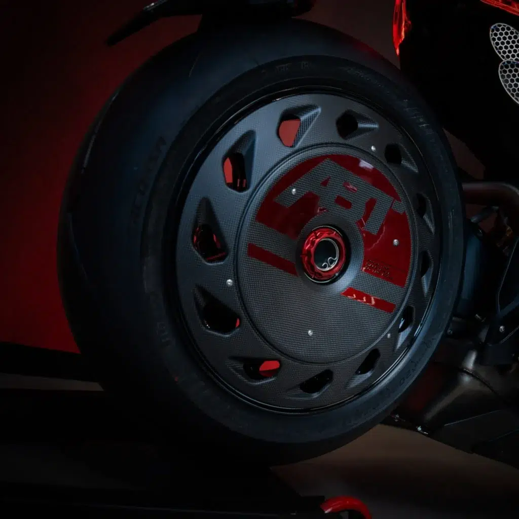 mv agusta et abt transforment une brutale en monstre de 208 ch, avec un look tout droit sorti d’un garage audi 22