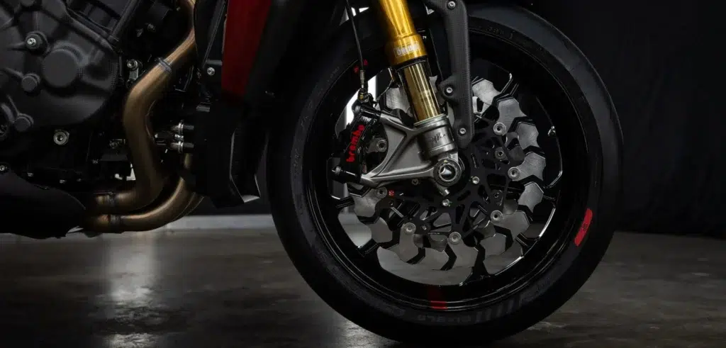 mv agusta et abt transforment une brutale en monstre de 208 ch, avec un look tout droit sorti d’un garage audi 24