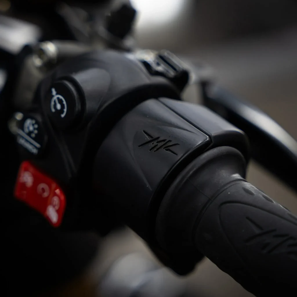 mv agusta et abt transforment une brutale en monstre de 208 ch, avec un look tout droit sorti d’un garage audi 25