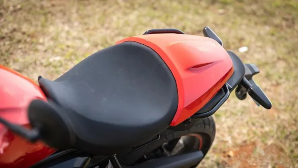 royal enfield trahit tout ce qui faisait sa réputation, et c’est précisément pour cela que cette nouvelle guerrilla 450 apex devient si intéressante 13
