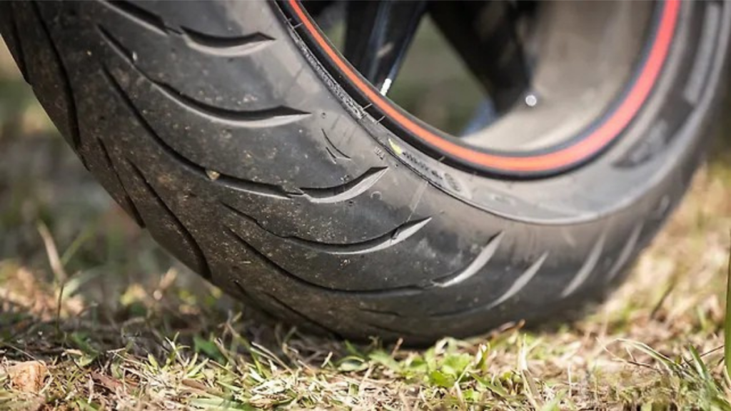 royal enfield trahit tout ce qui faisait sa réputation, et c’est précisément pour cela que cette nouvelle guerrilla 450 apex devient si intéressante 14