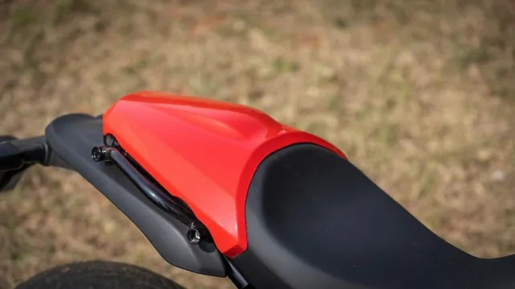 royal enfield trahit tout ce qui faisait sa réputation, et c’est précisément pour cela que cette nouvelle guerrilla 450 apex devient si intéressante 16