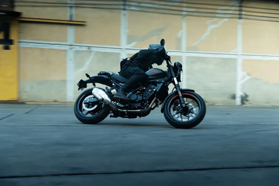 royal enfield trahit tout ce qui faisait sa réputation, et c’est précisément pour cela que cette nouvelle guerrilla 450 apex devient si intéressante 3