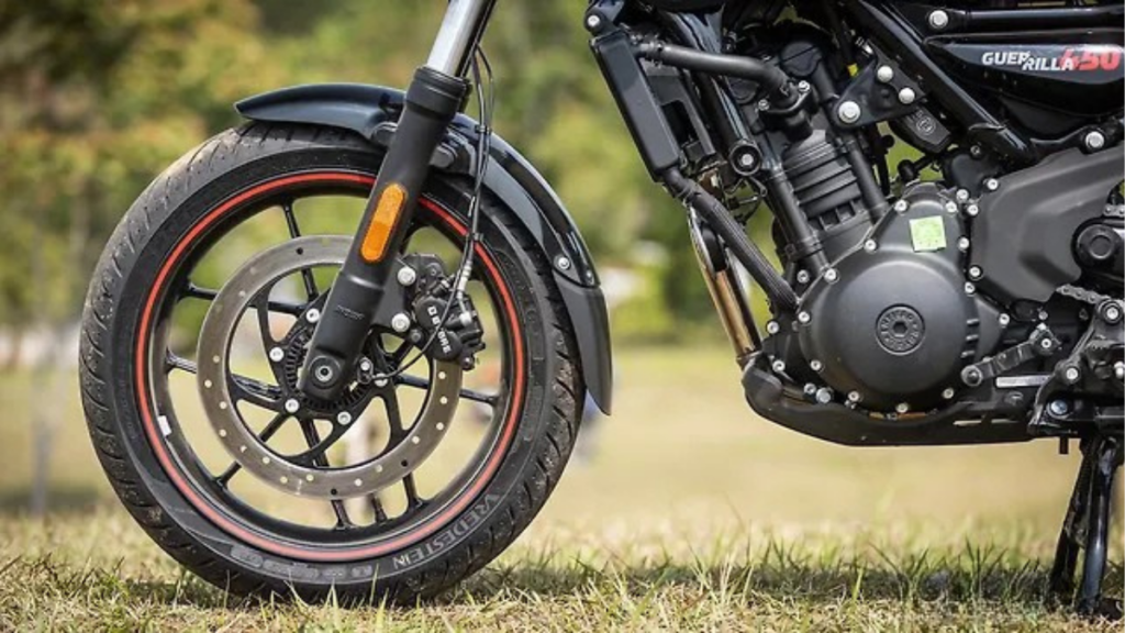 royal enfield trahit tout ce qui faisait sa réputation, et c’est précisément pour cela que cette nouvelle guerrilla 450 apex devient si intéressante 9