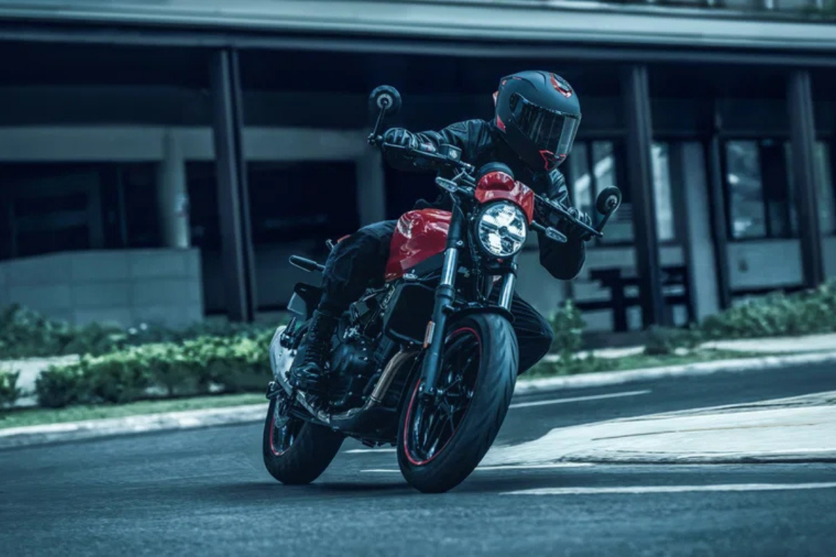 royal enfield trahit tout ce qui faisait sa réputation, et c’est précisément pour cela que cette nouvelle guerrilla 450 apex devient si intéressante