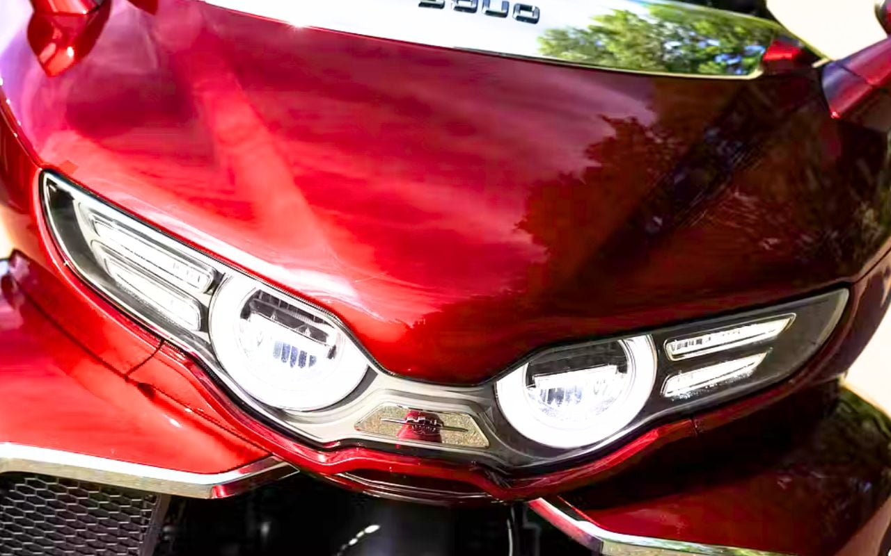 8 cylindres, made in China : la moto qui ose s'attaquer frontalement à la Gold Wing japonaise et à la K 1600 allemande