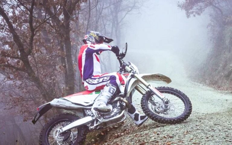 Après les sportives, Bimota attaque le tout-terrain : cette BX450 dérivée d’une Kawasaki veut séduire les pilotes d’enduro exigeants