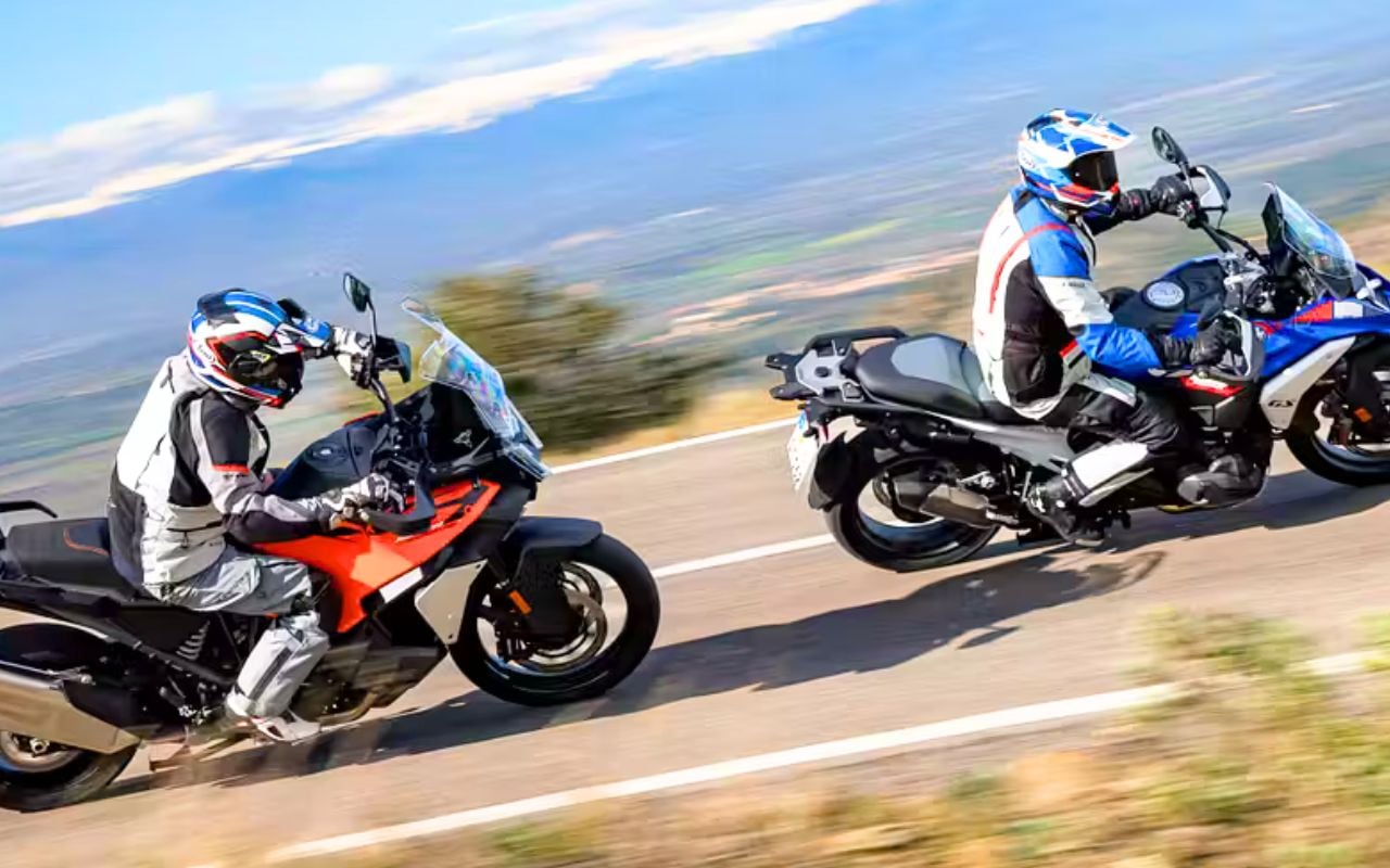 BMW R 1300 GS s'affronte à la KTM 1390 Super Adventure S Evo au moment où la boîte automatique débarque pour de bon sur les trails