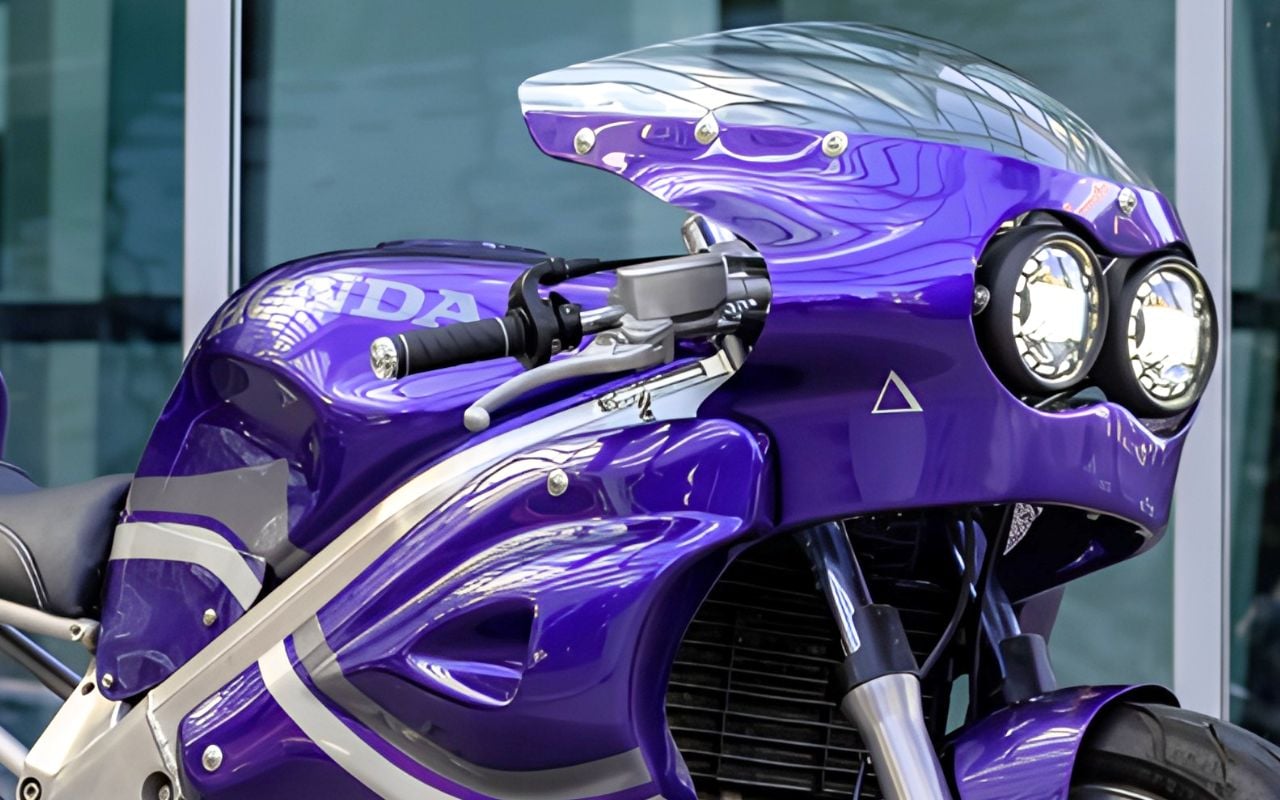 Ce préparateur australien défie Honda avec un space funk rétro qui rivalise avec la légendaire VFR750F 1994 sans jamais tenter de la surpasser