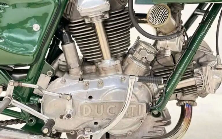 Cette Ducati mythique à plus de 100 000 € aurait pu finir dans un musée mais son propriétaire a préféré rouler des milliers de kilomètres avec