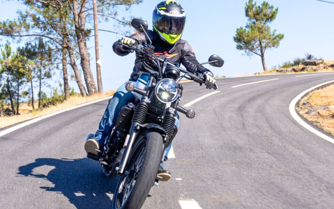 Cette nouvelle route à base de noyaux d’olive promet jusqu’à 76 % de CO₂ en moins : les motards vont-ils y gagner ?