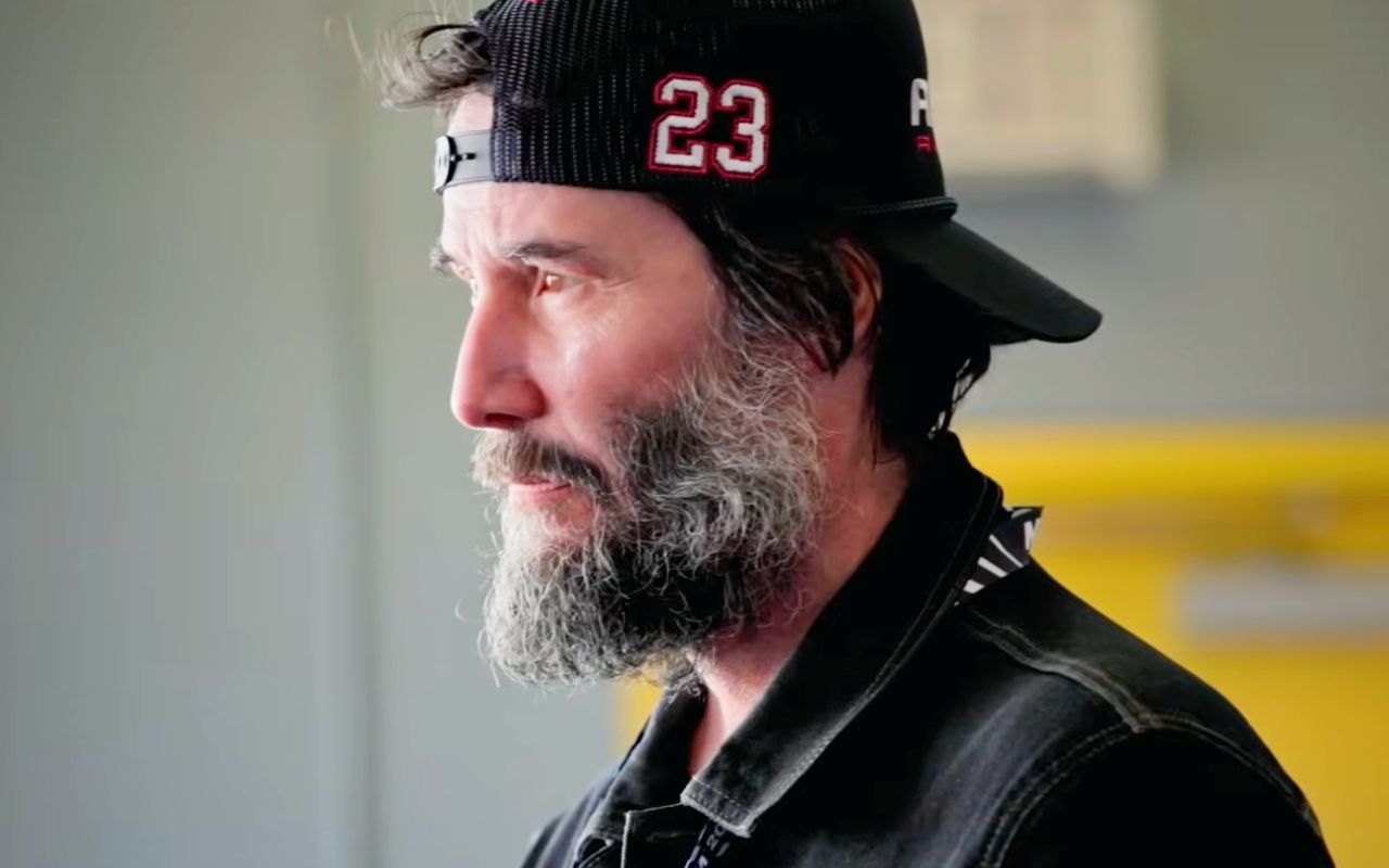 Keanu Reeves ne se contente plus de construire des motos Arch Motorcycle, il les emmène en compétition Super Hooligan et documente chaque étape de l'atelier à la course