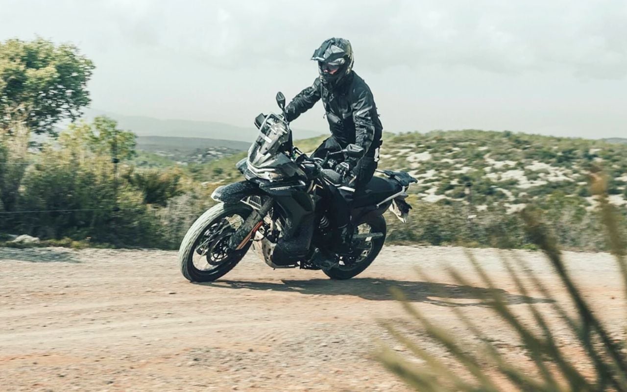 La CFMoto 800 MT-X 2026 défie la KTM 790 Adventure avec 91 ch, 220 kg et moins de 9 000 euros sur la table